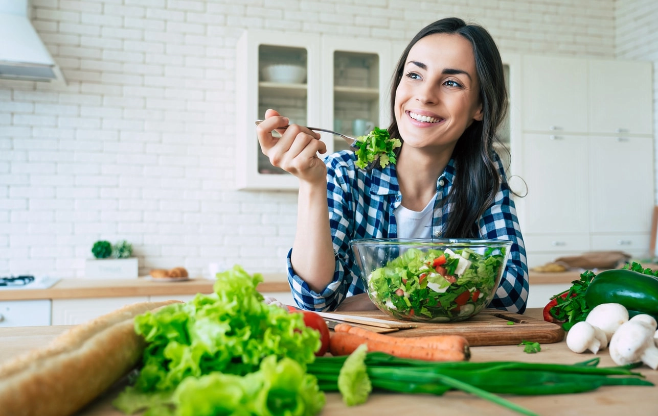 Femme qui mange une salade composée végétarienne