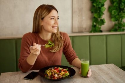 Femme qui mange une salade composée