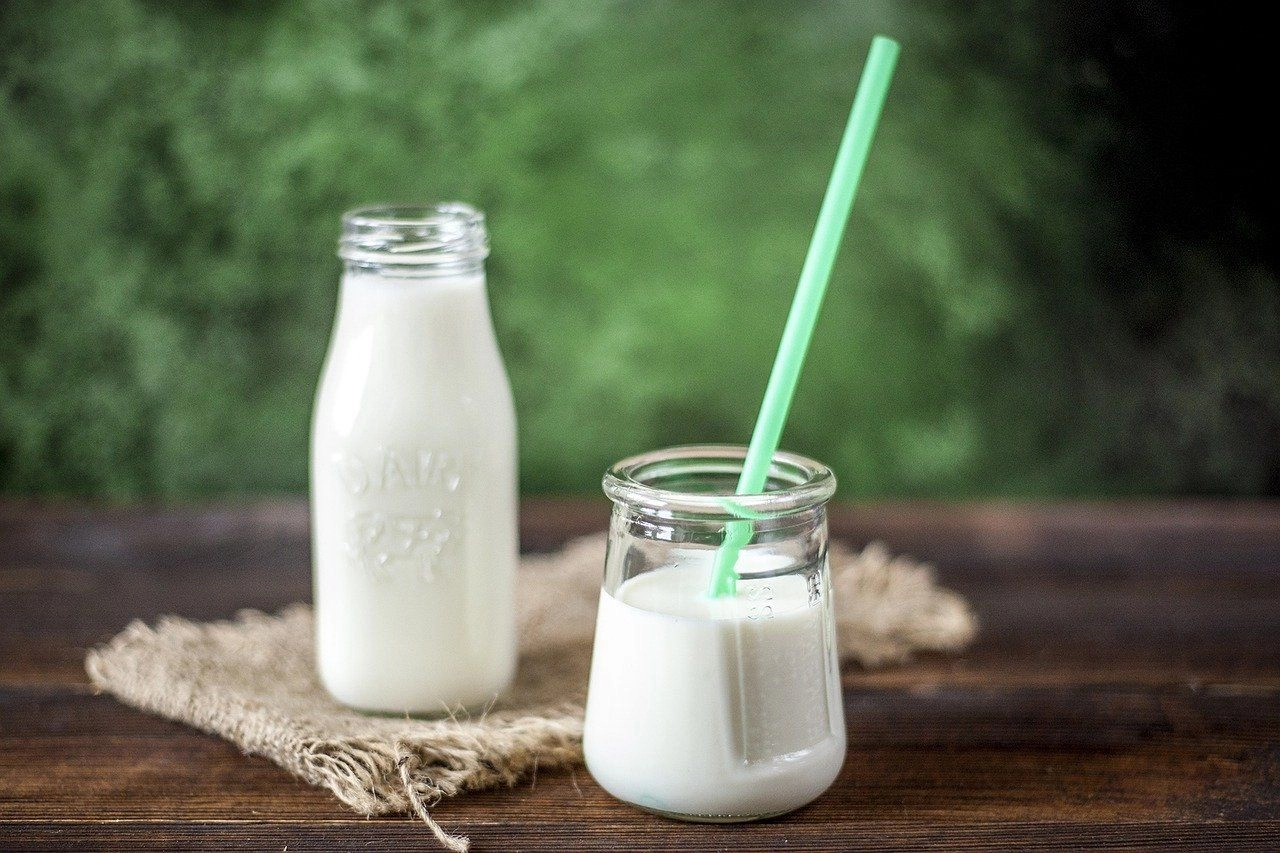 Bouteille et verre de lait fermenté