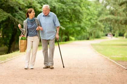 Aidant qui accompagne un senior