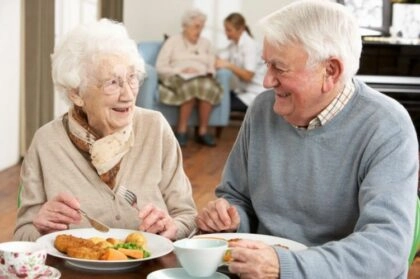 Seniors qui mangent un repas riche en protéines
