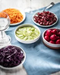 Entrées de crudités : concombres, radis, betteraves, carottes râpées, choux rouge