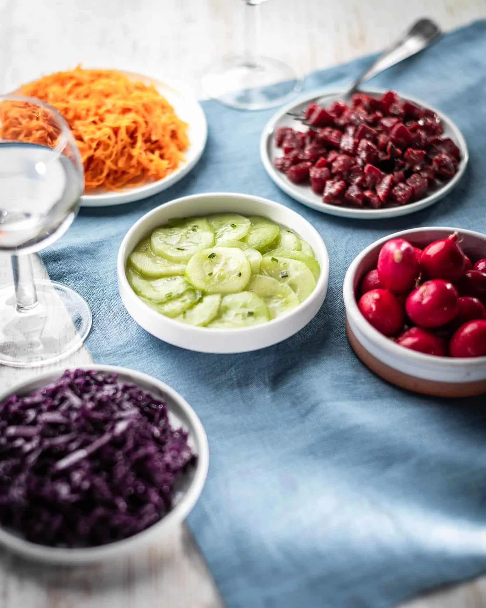 Entrées de crudités : concombres, radis, betteraves, carottes râpées, choux rouge