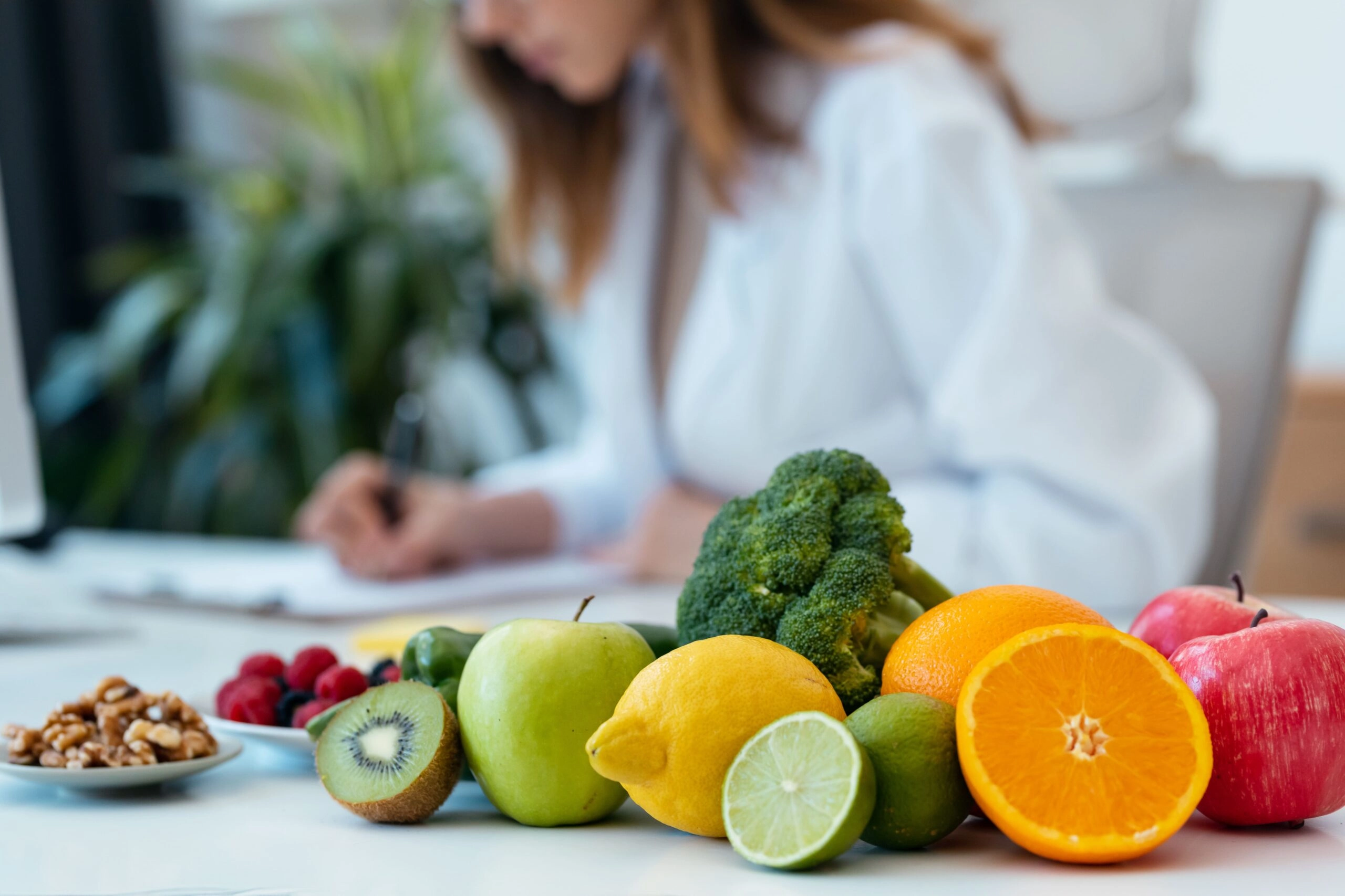 Diététicienne qui réalise un plan alimentaire adapté