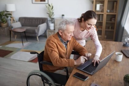 Personne qui aide un senior en situation de handicap