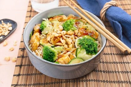 Nouilles sautées au poulet brocoli courgette