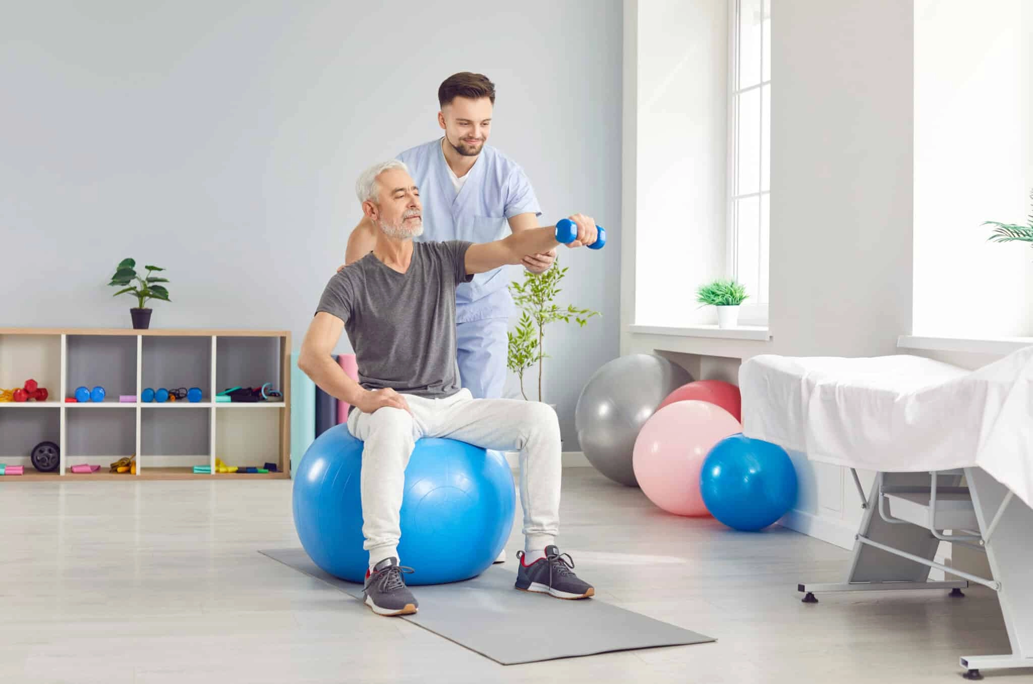 Senior qui fait des exercices d'activité physique adaptée