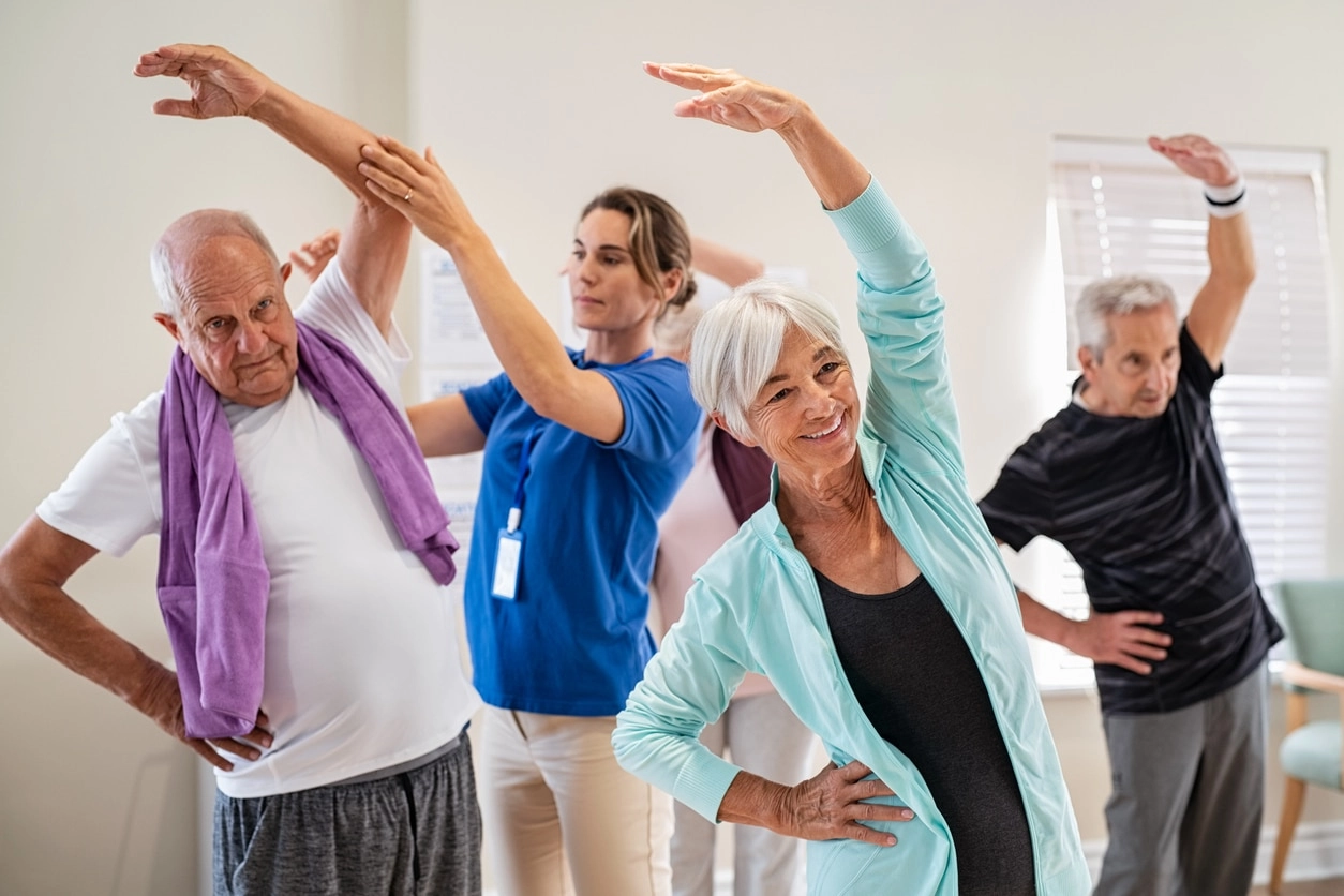 Seniors qui font de l'activité physique adaptée en groupe